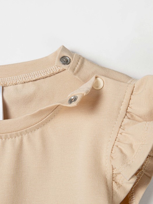 футболка с баской "крем-брюле" по цене 979 руб вид справа