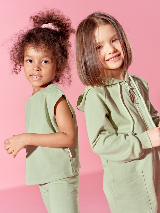 футболка укороченная без рукавов "шалфей" из проверенных материалов спереди