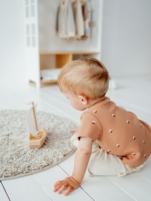 футболка в рубчик "кораблики" 0+ от бренда bungly вид слева