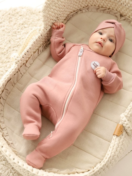 комбинезон-косуха с закрытой ножкой "дымчатая роза" утепленный 0+ от бренда bungly вид слева