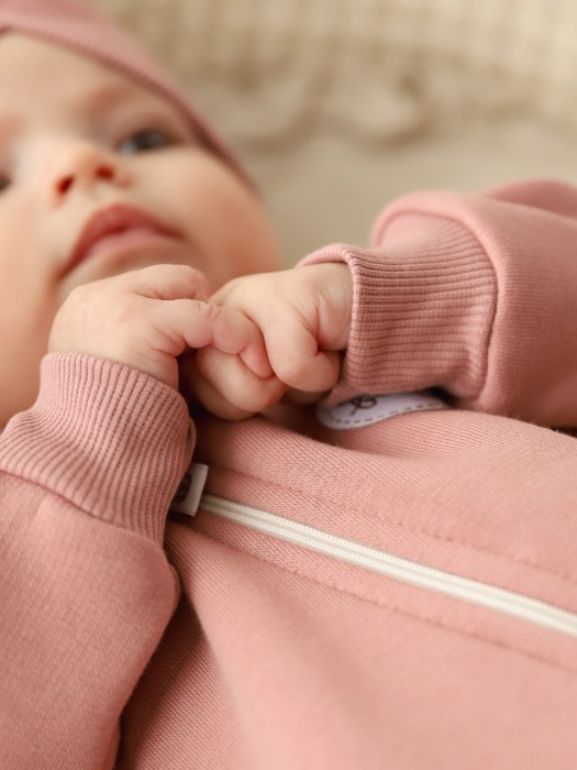 комбинезон-косуха с закрытой ножкой "дымчатая роза" утепленный 0+ из проверенных материалов спереди