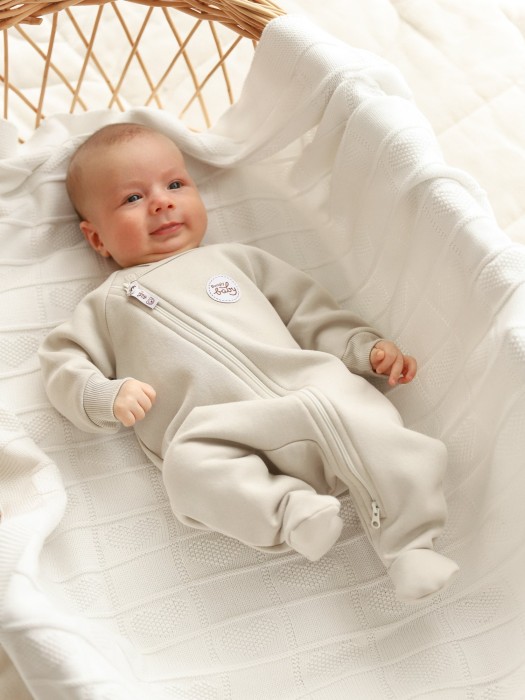 комбинезон-косуха с закрытой ножкой "туман" утепленный 0+ от бренда bungly вид слева