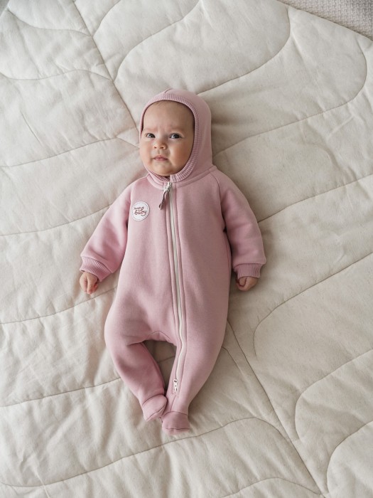 комбинезон с закрытой ножкой "пудра" утепленный 0+ от бренда bungly вид слева