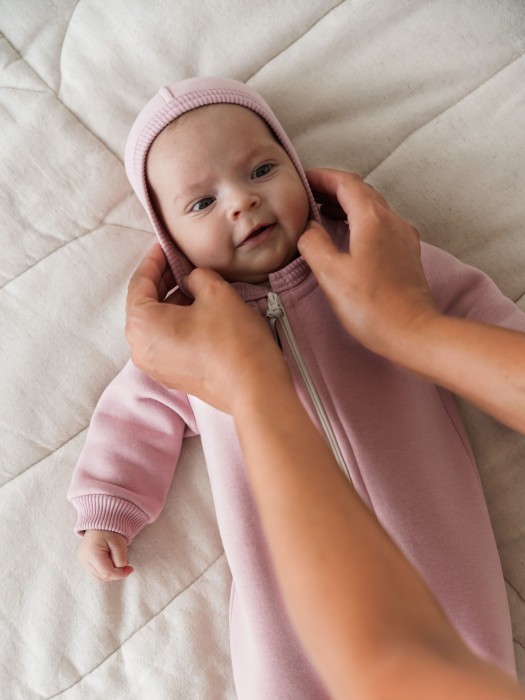 комбинезон с закрытой ножкой "пудра" утепленный 0+ из россии вид сбоку