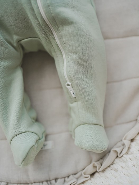 комбинезон с закрытой ножкой "шалфей" утепленный 0+ из проверенных материалов спереди