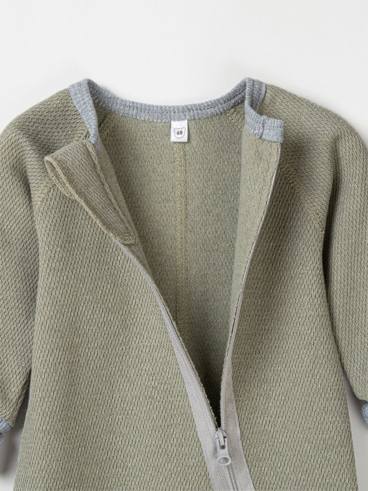 Товар оливкового цвета с внутренней стороны