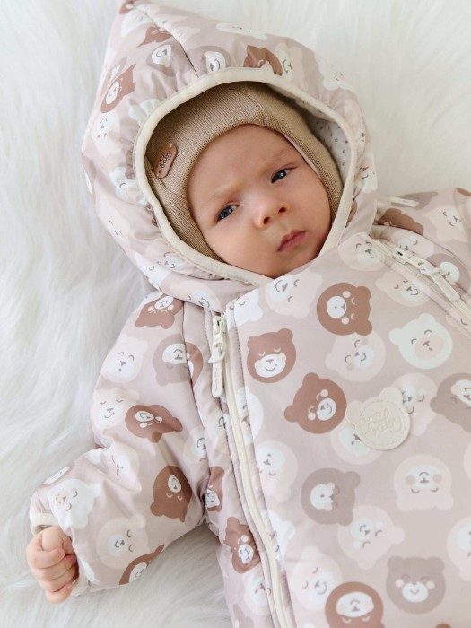 комбинезон зимний с закрытой ножкой "кофейные мишки" 0+ от бренда bungly вид слева