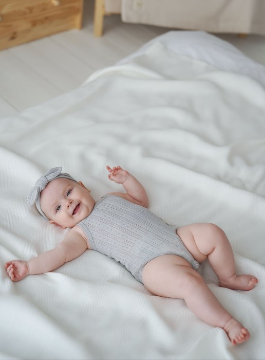 комплект боди "молоко/жемчуг" из ажурного хлопка для девочек 0+ из россии вид сбоку