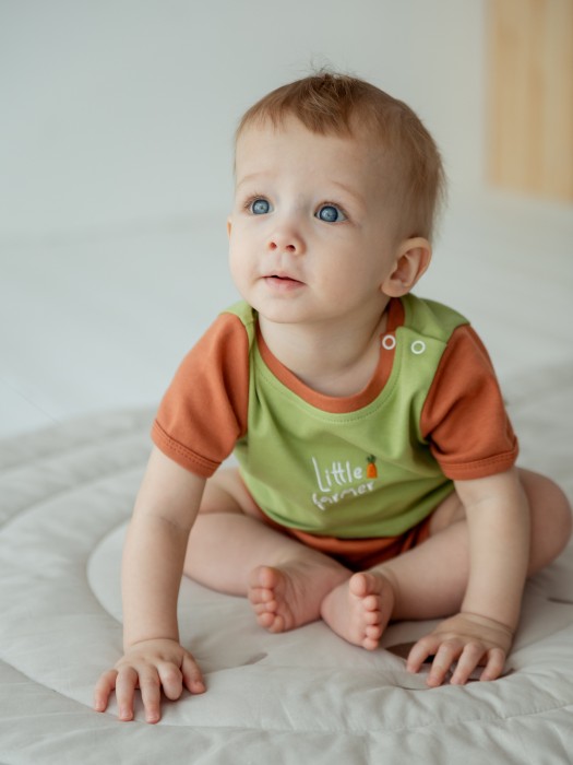 комплект футболка и шорты "бамбук" с принтом 0+ из бамбука спереди