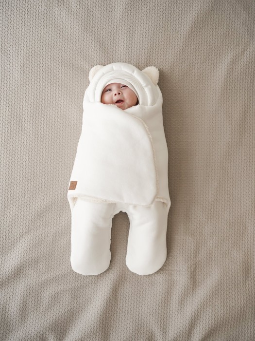 конверт-звездочка "молоко" с прорезями для ремней безопасности 0+ от бренда bungly вид слева