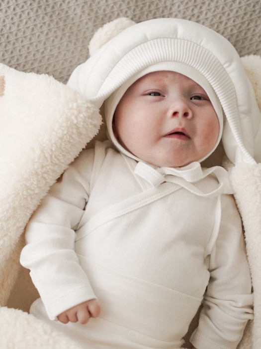 конверт-звездочка "молоко" с прорезями для ремней безопасности 0+ из проверенных материалов спереди