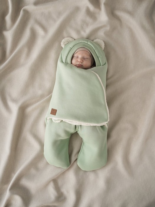 конверт-звездочка "шалфей" с прорезями для ремней безопасности 0+ от бренда bungly вид слева