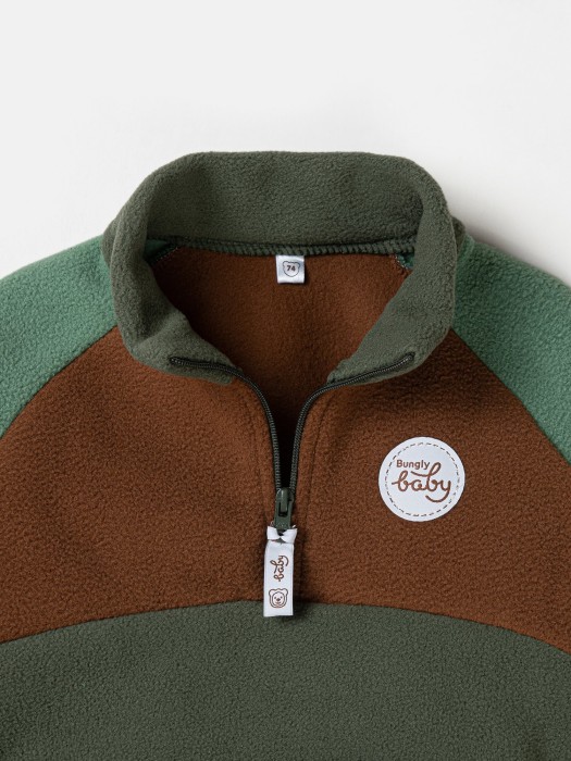 костюм флисовый колор блок "хаки" 0+ по цене 2639 руб вид справа