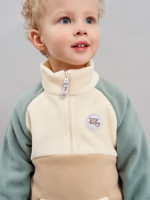 костюм флисовый колор блок "полынь" 0+ от бренда bungly вид слева