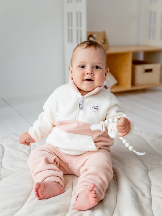 костюм флисовый колор блок "пудра" 0+ от бренда bungly вид слева