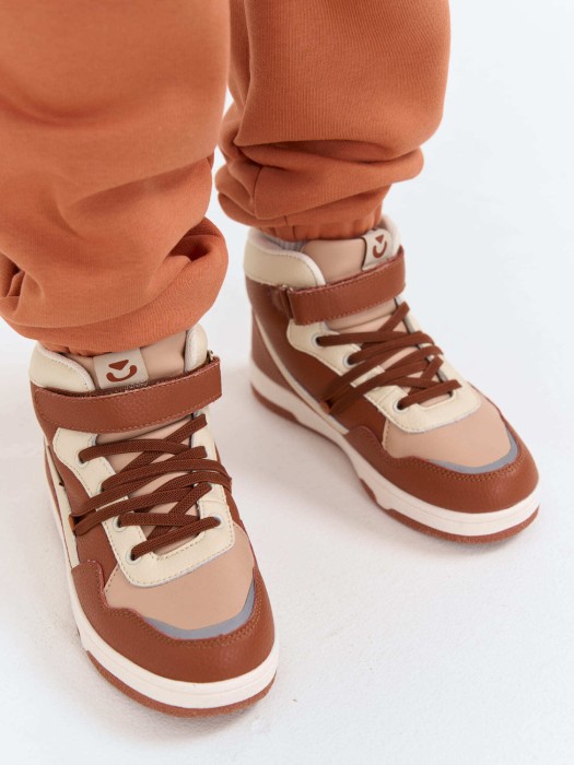 кроссовки "орех" от бренда bungly вид слева