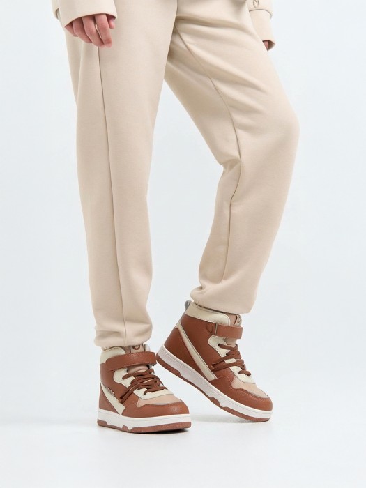 Товар орехового цвета с внутренней стороны