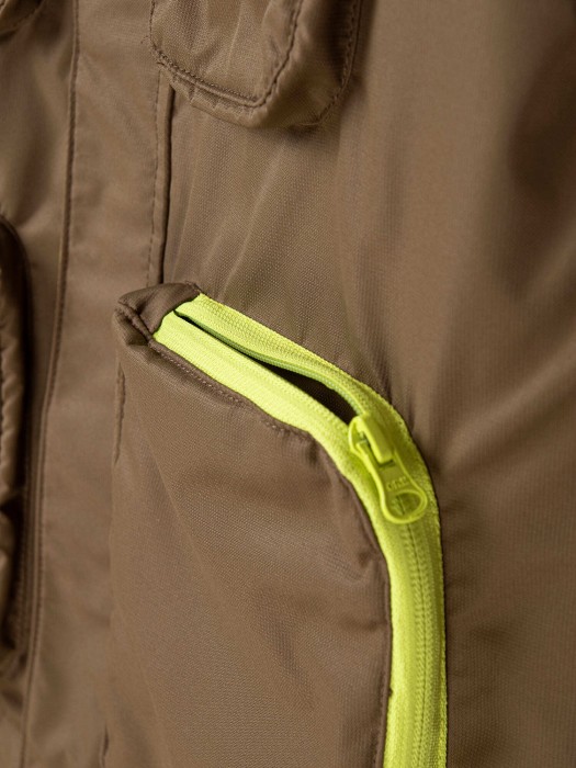 Товар хаки цвета с внутренней стороны