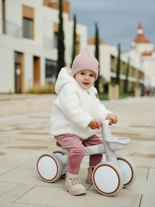 куртка меховая "молоко" 0+ от бренда bungly вид слева