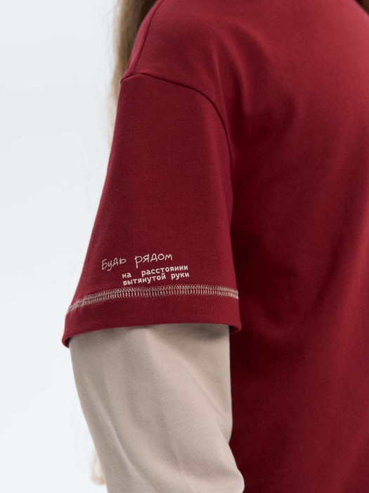 лонгслив "будь рядом" с контрастными рукавами из россии вид сбоку