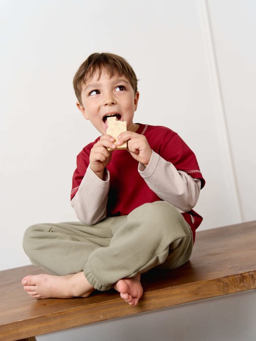 лонгслив "будь рядом" с контрастными рукавами универсального стиля с лицевой стороны