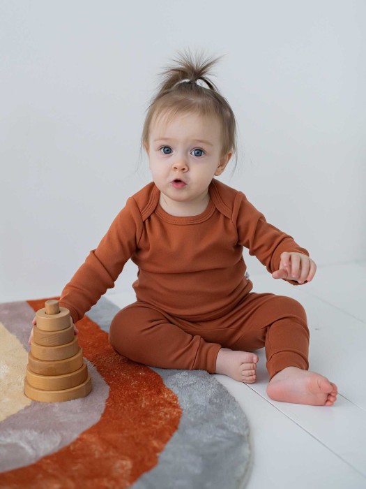 лонгслив "корица" 0+ от бренда bungly вид слева