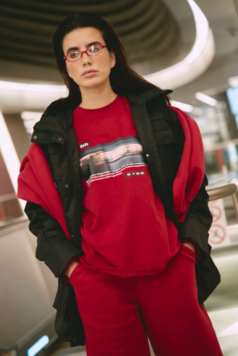 лонгслив оверсайз с велюровым эффектом "брусника" женский фотография