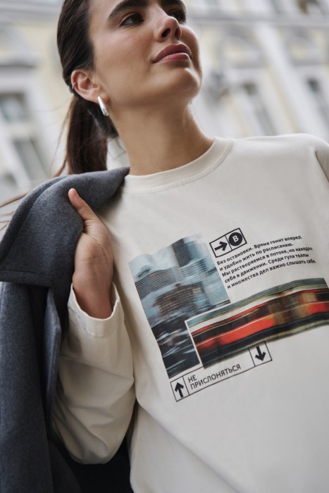 лонгслив оверсайз с велюровым эффектом "молоко" женский фотография