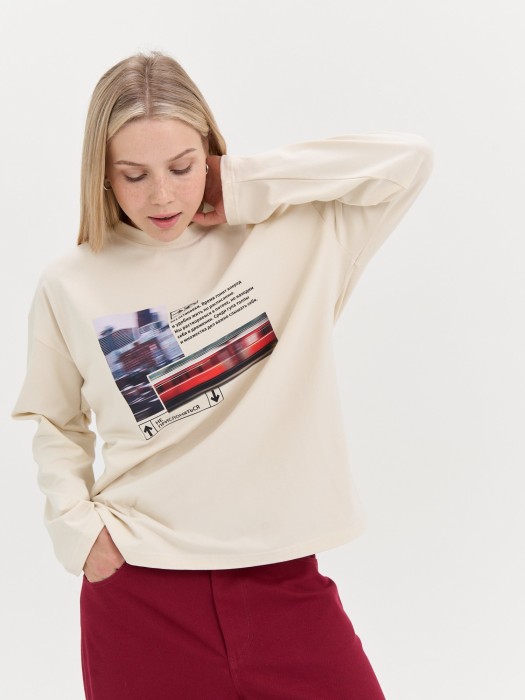 лонгслив оверсайз с велюровым эффектом "молоко" женский по цене 3192 руб вид справа