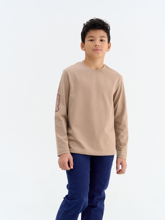 лонгслив "песок" с принтом 7+ от бренда bungly вид слева