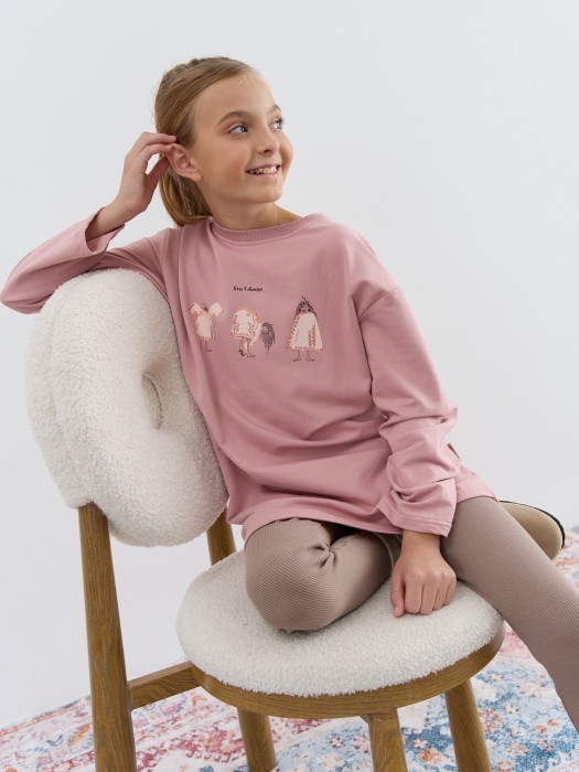 лонгслив удлиненный "дымчатая роза" с принтом 7+ из россии вид сбоку