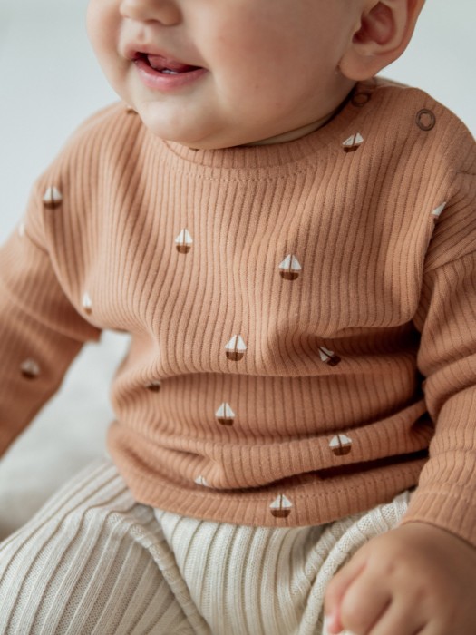 лонгслив в рубчик "кораблики" 0+ от бренда bungly вид слева