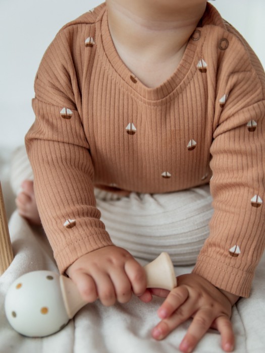 лонгслив в рубчик "кораблики" 0+ по цене 1039 руб вид справа