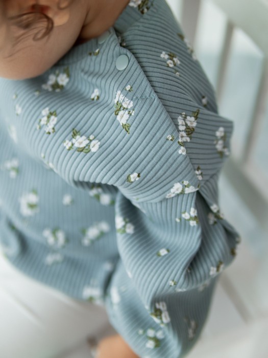 лонгслив в рубчик "незабудки" с объемными рукавами 0+ по цене 1999 руб вид справа