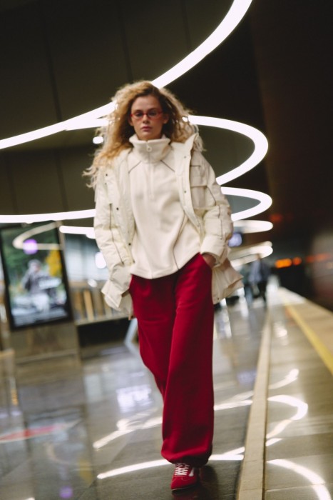 олимпийка с контрастными окантовками и утяжкой "молоко" женская из россии вид сбоку