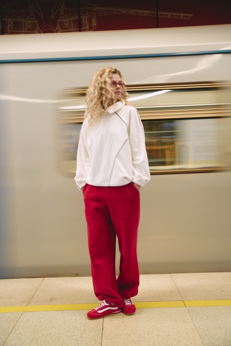 Товар молочного цвета с внутренней стороны