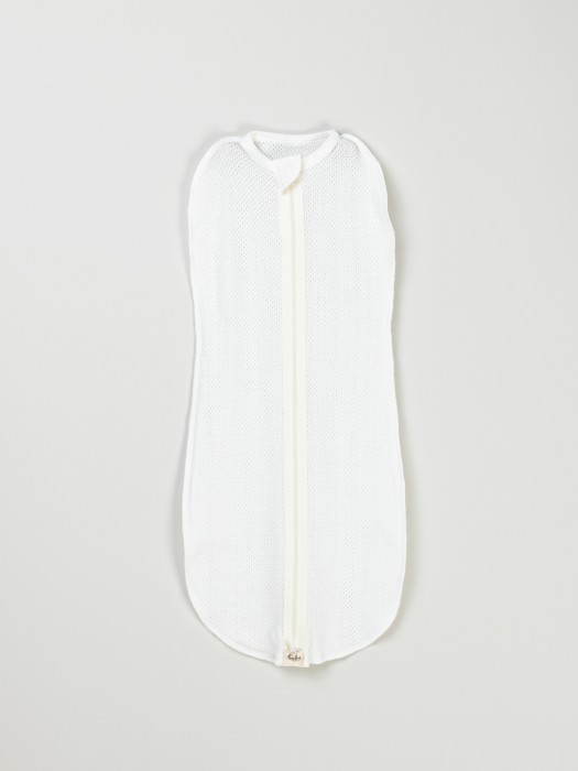 пеленка-кокон "молоко" из ажурного хлопка 0+ от бренда bungly вид слева