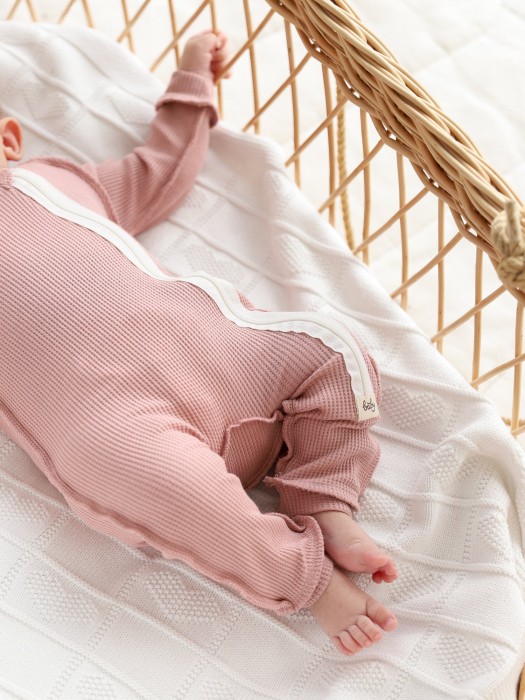 пижама-слип из вафельной ткани "пудра" 0+ по цене 1519 руб вид справа