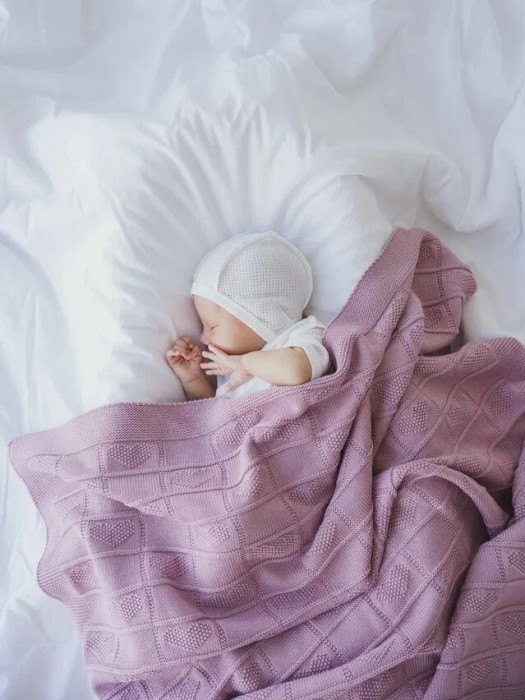 плед вязаный хлопковый "пудра" 0+ от бренда bungly вид слева