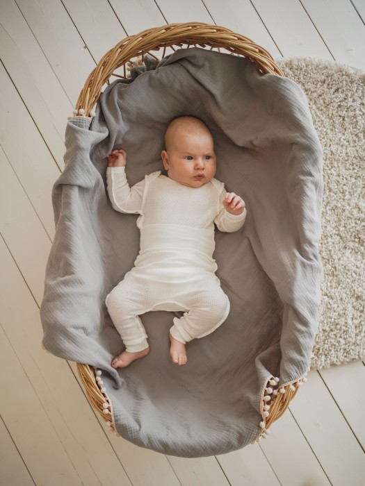 Товар молочного цвета с внутренней стороны