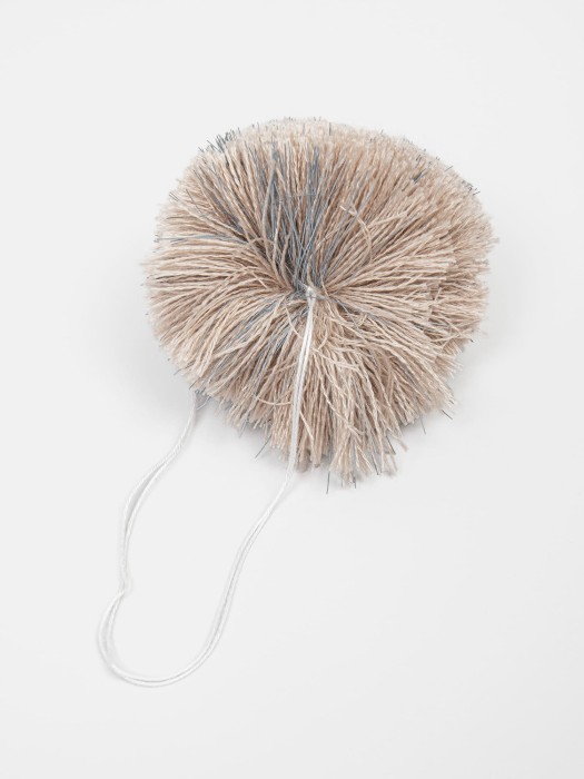 помпон ниточный  "беж" от бренда bungly вид слева