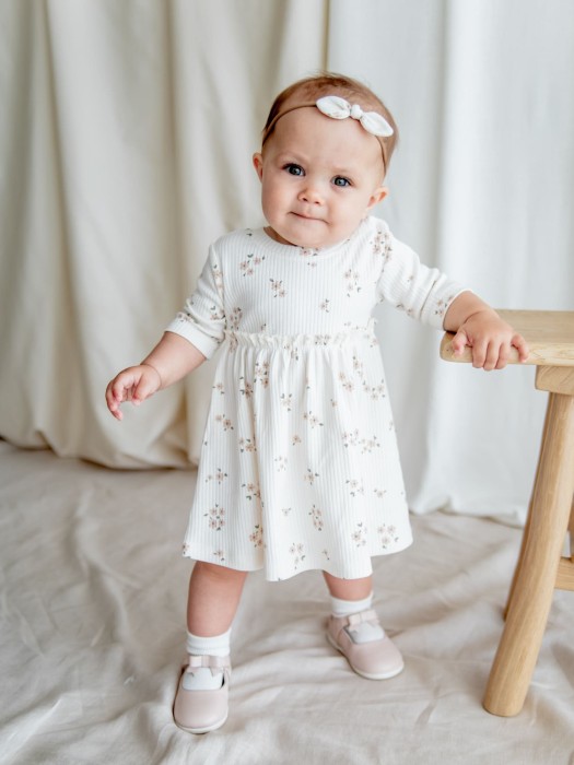 повязка с бантиком "цветочное поле" 0+ от бренда bungly вид слева