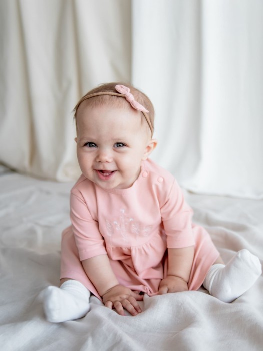 повязка с бантиком "персик" 0+ от бренда bungly вид слева