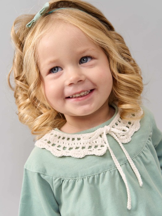 повязка с бантиком "шалфей" 0+ от бренда bungly вид слева