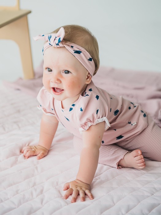 повязка-солоха "дымчатая роза" 0+ от бренда bungly вид слева