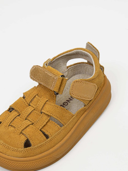 сандалии "горчица" на застежке повседневного стиля с лицевой стороны