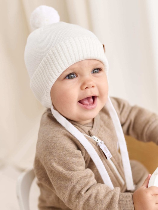 шапка хлопковая на подкладе "молоко" 0+ от бренда bungly вид слева