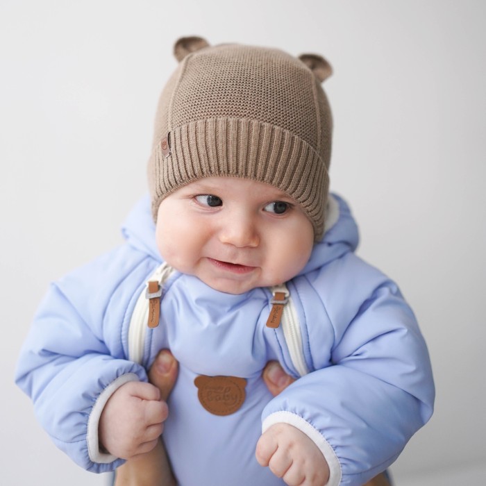 шапка хлопковая однослойная с ушками на подкладе "беж" на завязках 0+ от бренда bungly вид слева