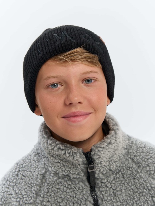 шапка из смесового хлопка с вышивкой "уголь" 7+ по цене 1599 руб вид справа