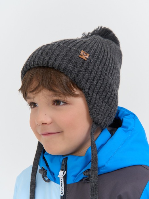 шапка из смесовой шерсти "графит" на завязках от бренда bungly вид слева